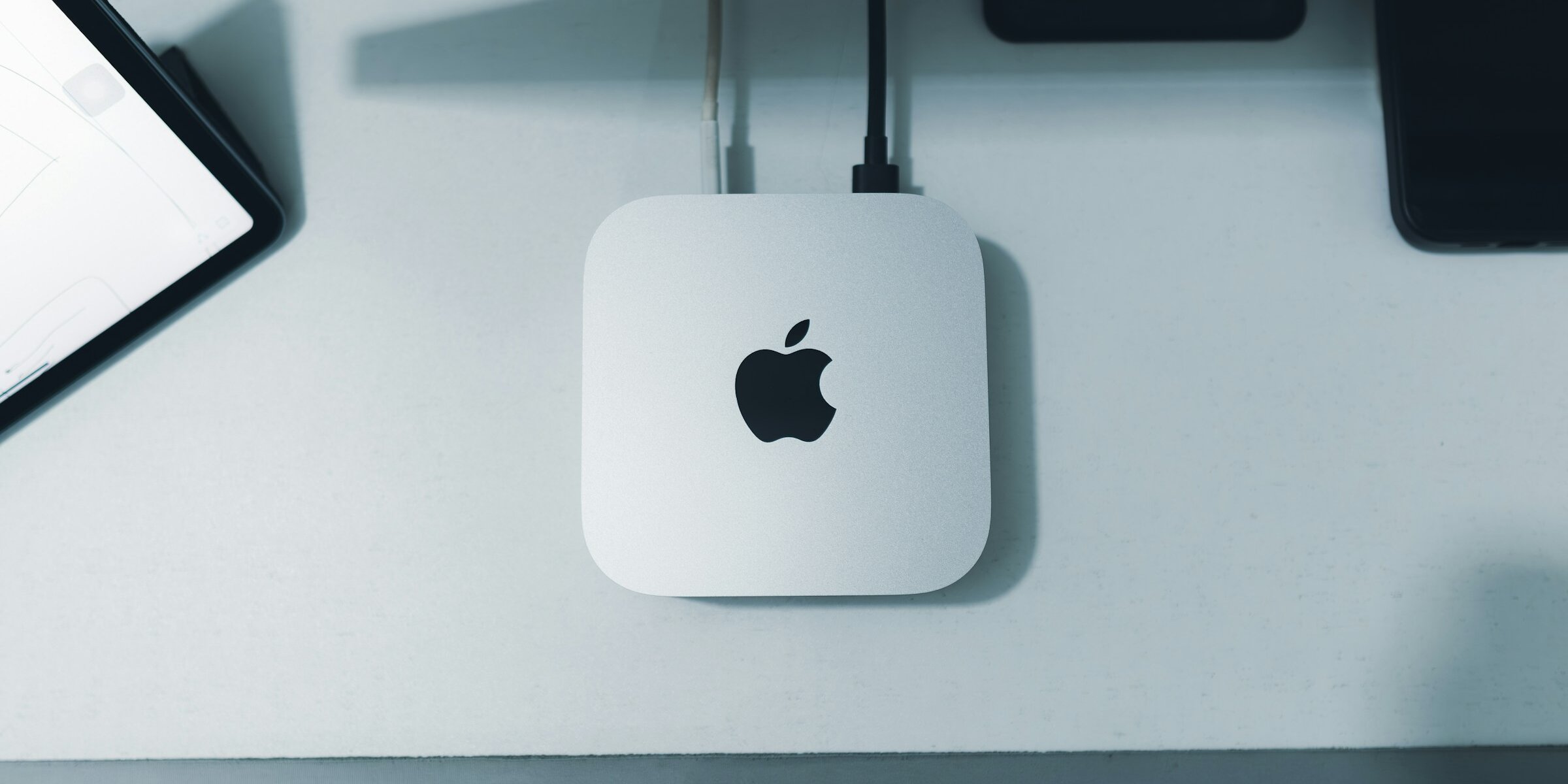 机の上に置かれた Mac mini